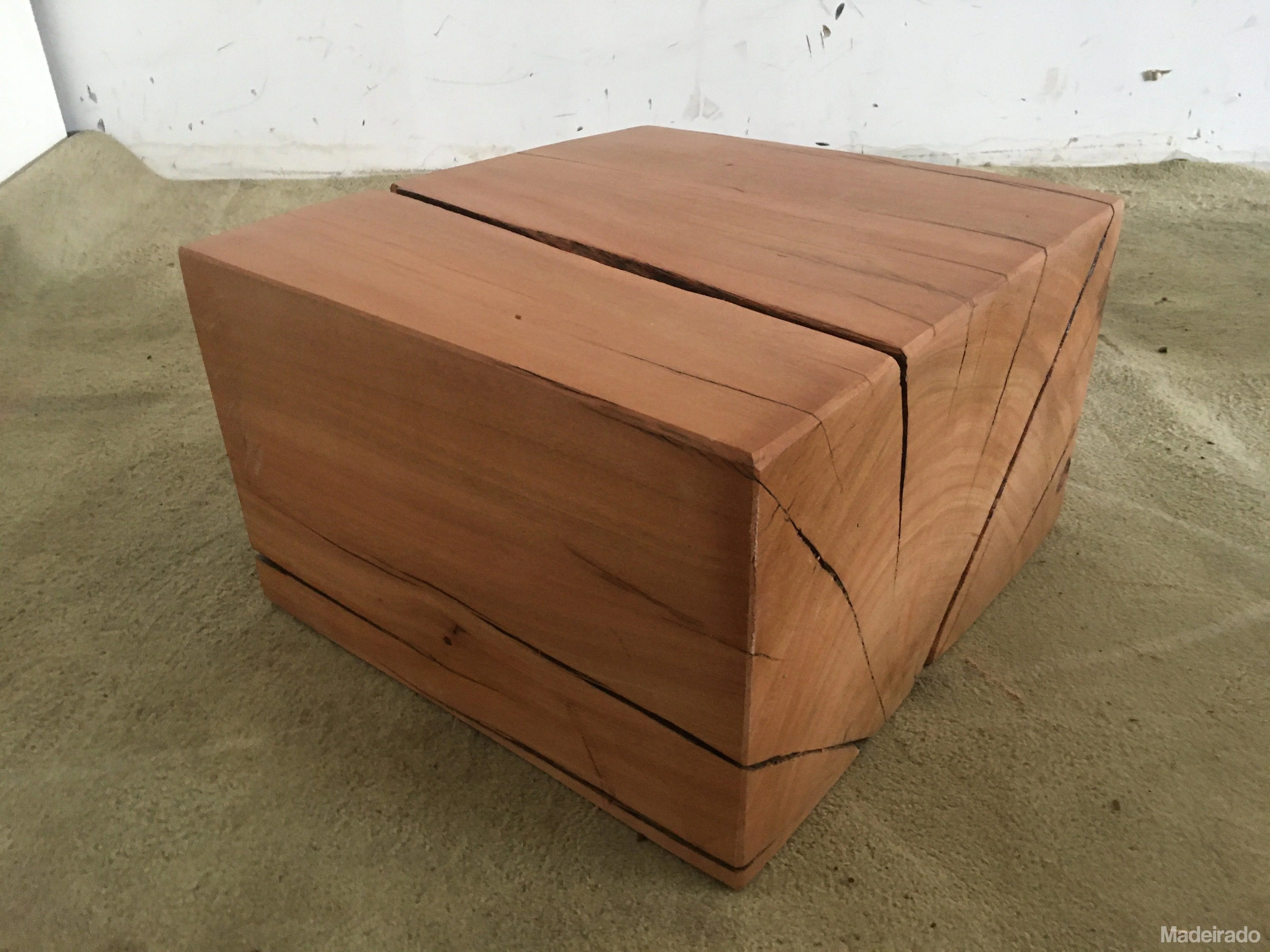 Mesa de Centro de Madeira Maciça - 44x48 - Loja FS - COD:FS2245 - Retirada - Image 2