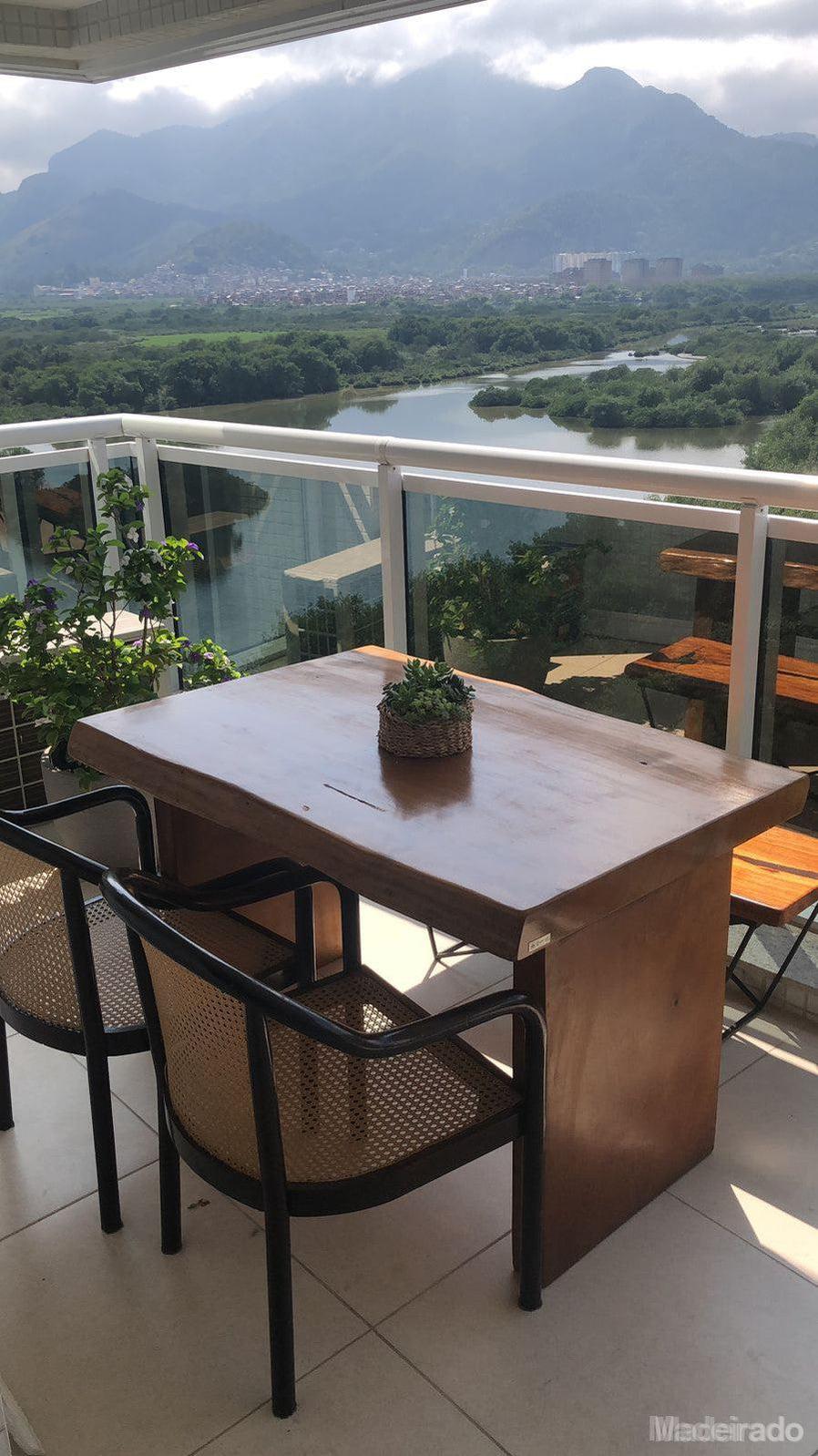 Mesa de Jantar Anarauê 120x90 com bordas orgânicas e pés de ferro tubular - Varandas Encantadoras